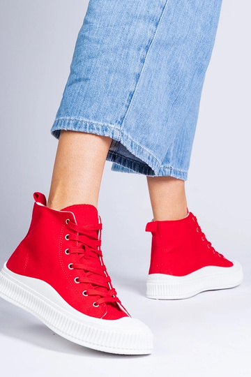 Sapatos altos vermelhos com... 2