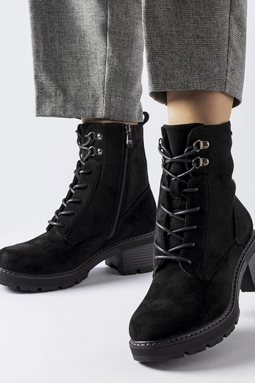 Botas pretas de amarrar...