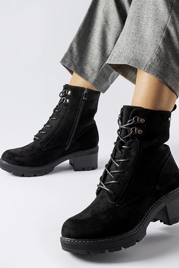 Botas pretas de amarrar... 2