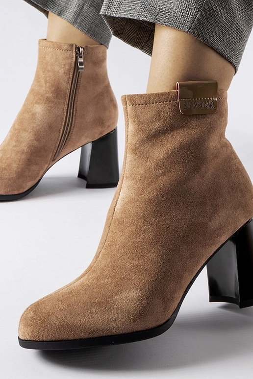 Botins elegantes cor areia com salto,...