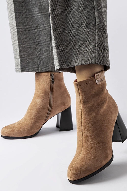 Botins elegantes cor areia com salto,...