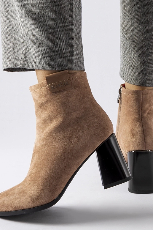 Botins elegantes cor areia com salto,...