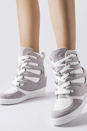 Tênis brancos e cinzas com...