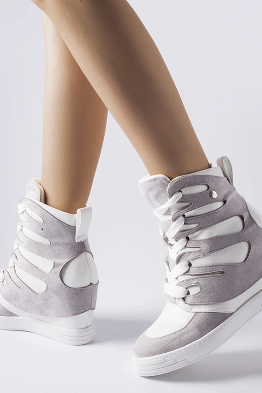 Tênis brancos e cinzas com...