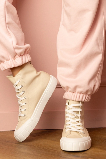 Sapatos cor areia acima do...