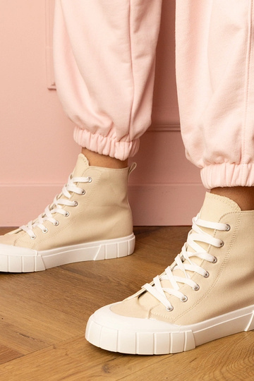 Sapatos cor areia acima do... 2