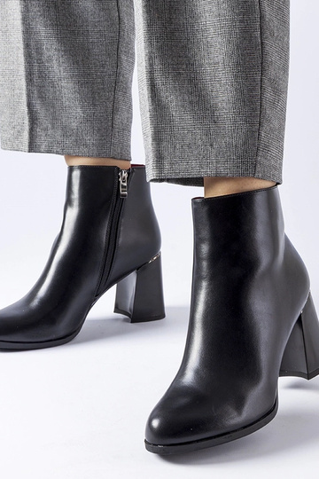 Botins pretos isolados com salto decorativo Clivi