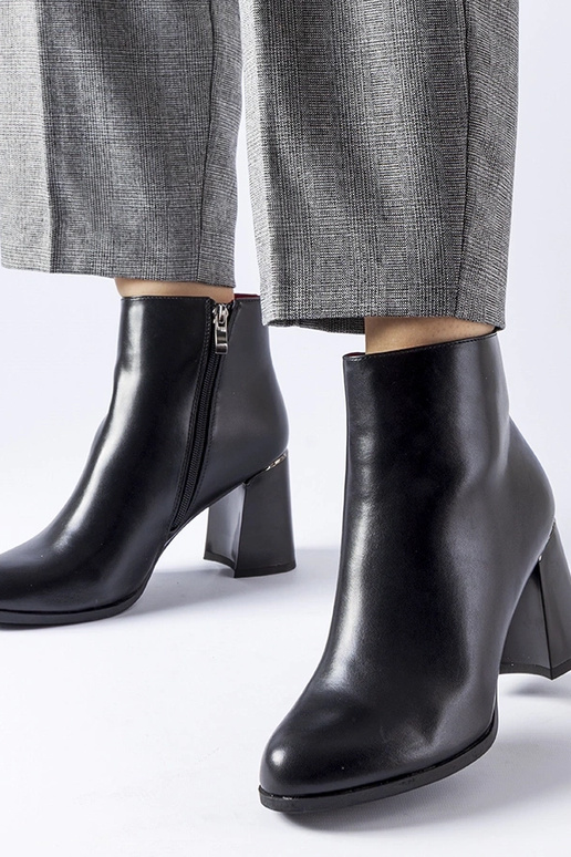 Botins pretos isolados com salto...