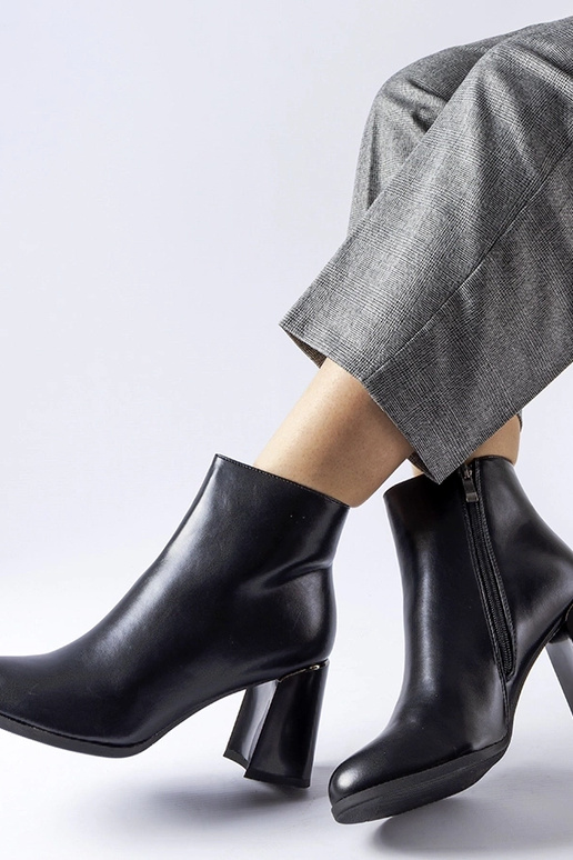 Botins pretos isolados com salto...