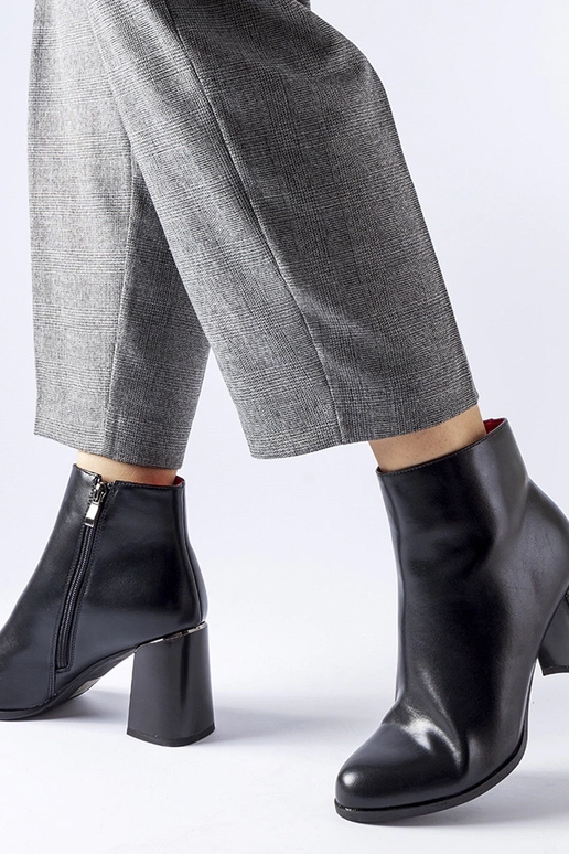 Botins pretos isolados com salto...