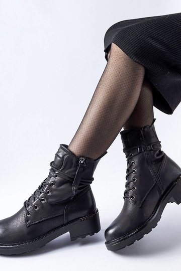 Botins pretos com fecho...