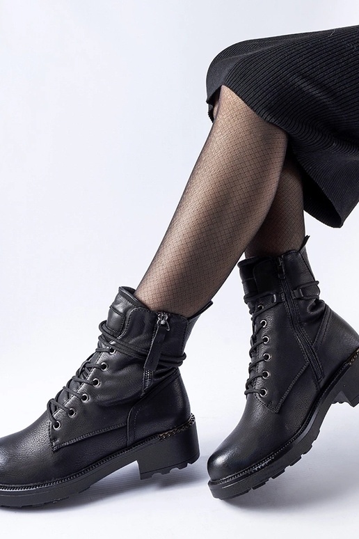 Botins pretos com fecho decorativo...