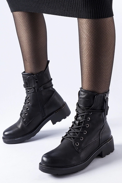 Botins pretos com fecho decorativo...