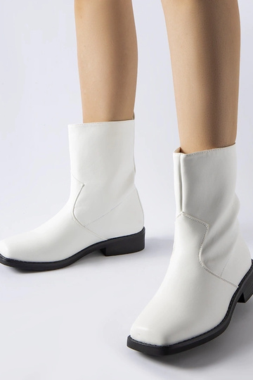 Botins brancos isolados com bico quadrado Bel