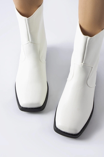 Botins brancos isolados com bico quadrado Bel 2