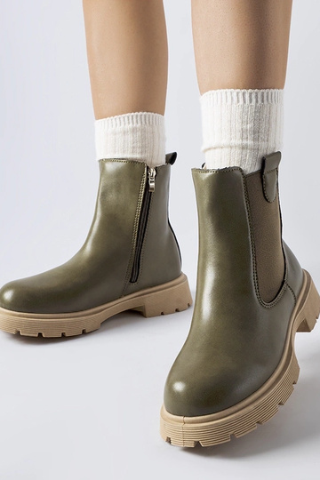 Botins verdes com sola bege...