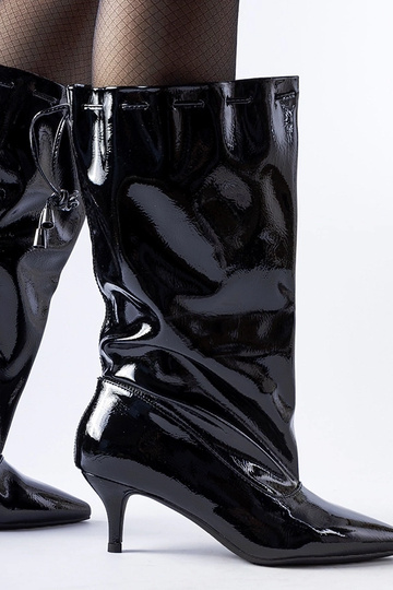 Botas pretas de salto baixo...