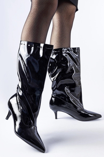 Botas pretas de salto baixo... 2