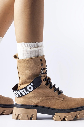 Botins bege com tiras...