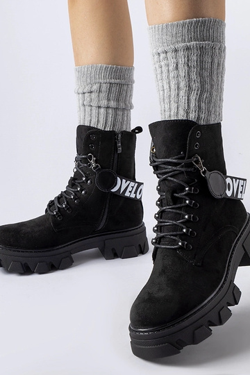 Botins pretos com tira...