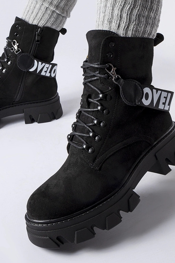 Botins pretos com tira... 2