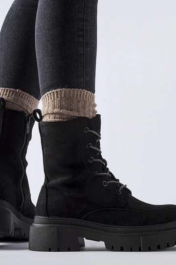 Botas pretas de trabalhador...