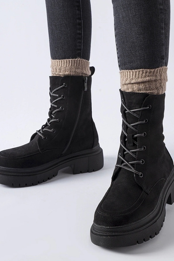 Botas pretas de trabalhador... 2