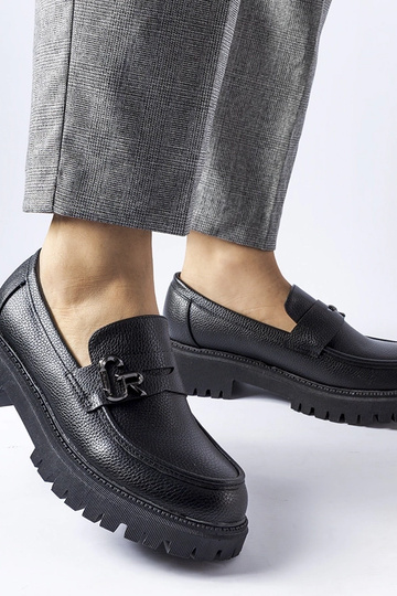 Mocassins clássicos pretos...