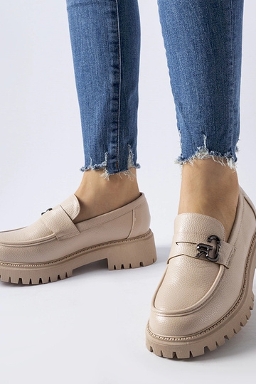 Mocassim clássico bege com fivela Francesca