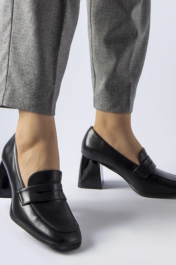 Sapatos de verniz preto...