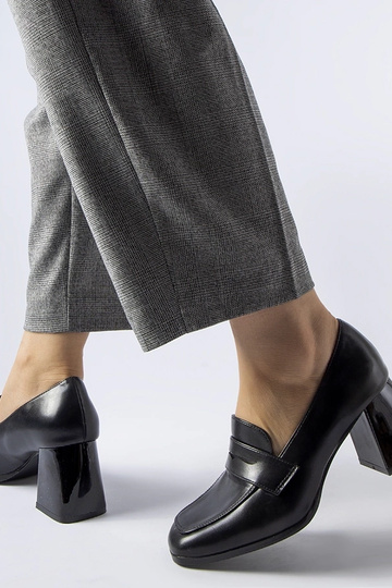 Sapatos de verniz preto Beroide 2