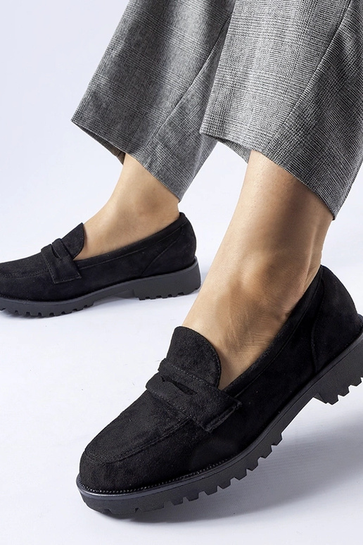 Sapatos clássicos pretos de camurça...