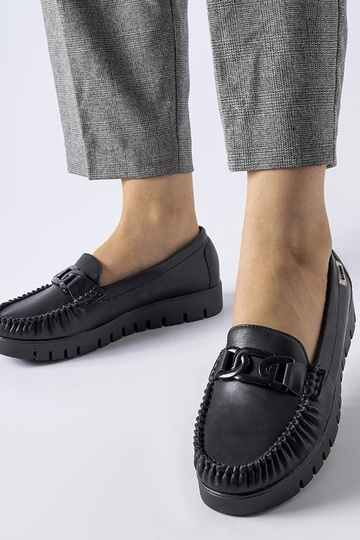 Mocassim preto com fivela e salto plataforma da Lionella