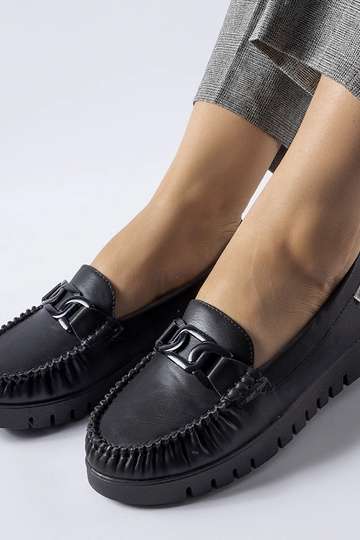 Mocassim preto com fivela e salto plataforma da Lionella 2