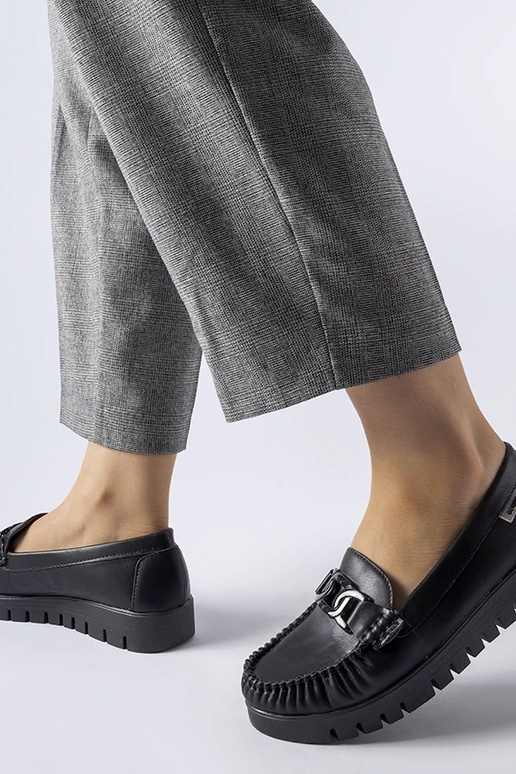 Mocassim preto com fivela e salto...