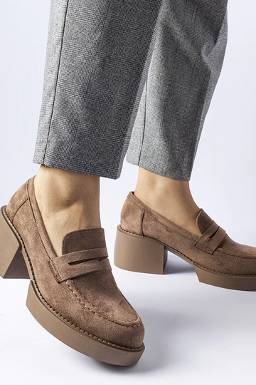 Mocassins marrons no bloco...