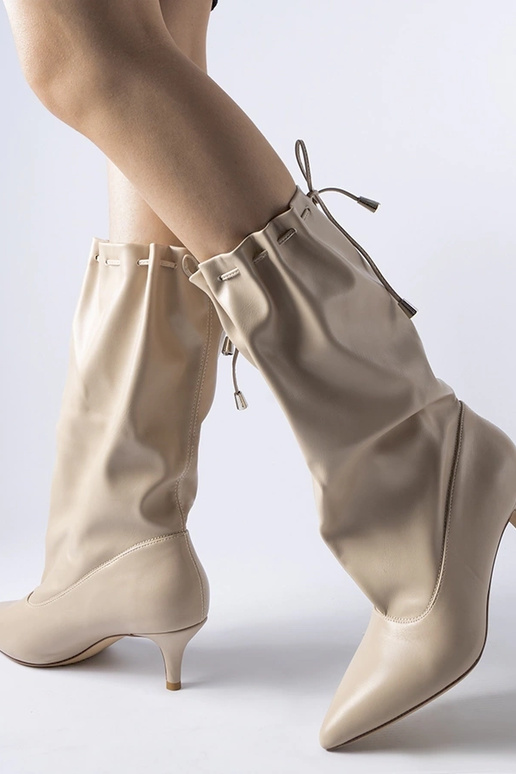 Botas bege com salto baixo Deserres