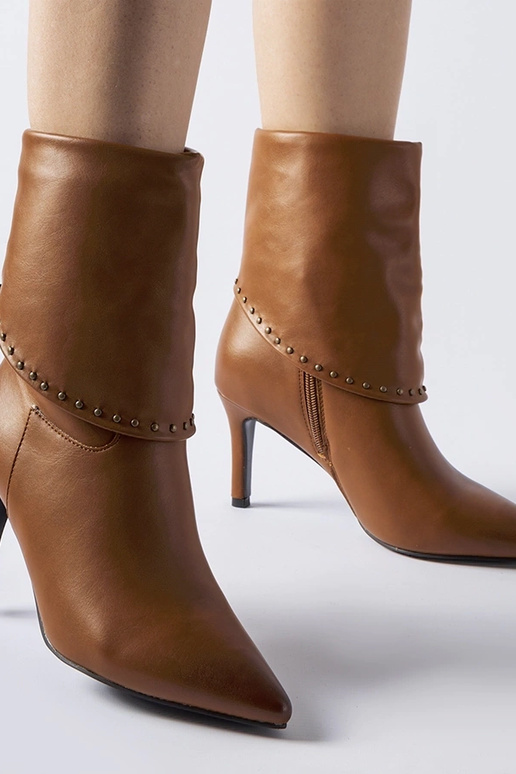 Botins castanhos isolados com salto...