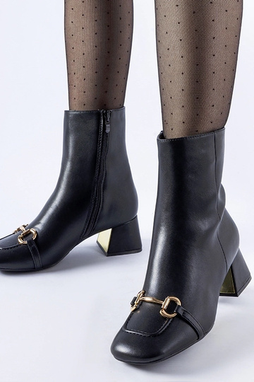 Botins pretos com fivela...