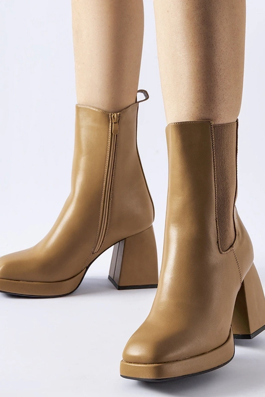 Botins castanhos isolados com salto...