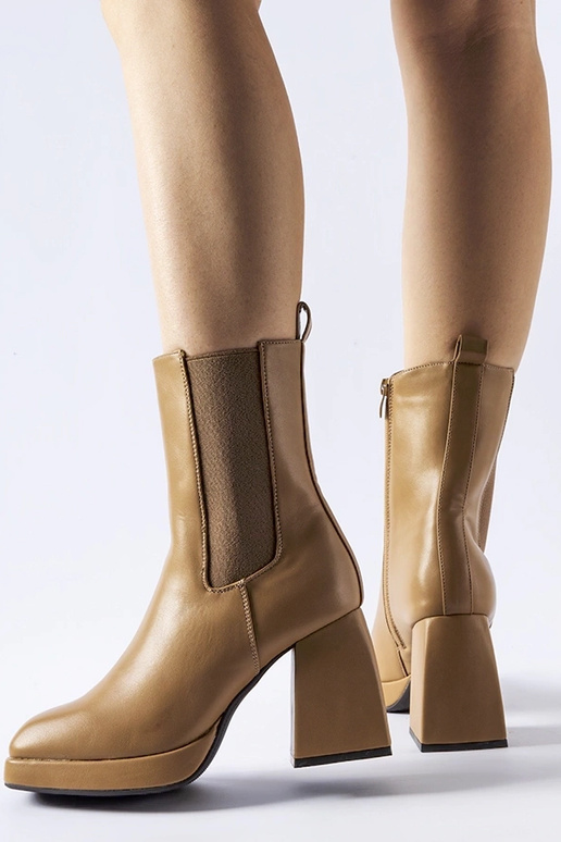 Botins castanhos isolados com salto...