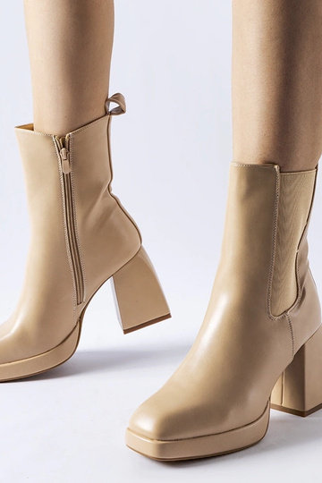 Botins isolados bege com...