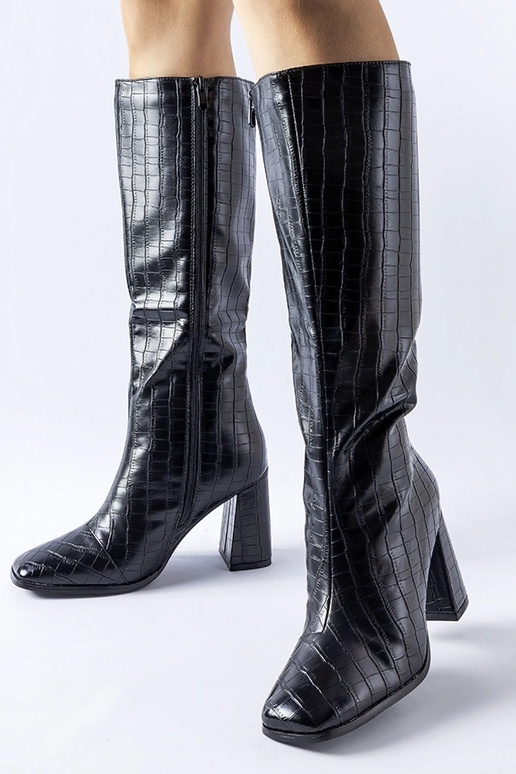 Botas pretas aquecidas com salto...