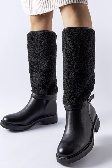Botas pretas com acabamento...