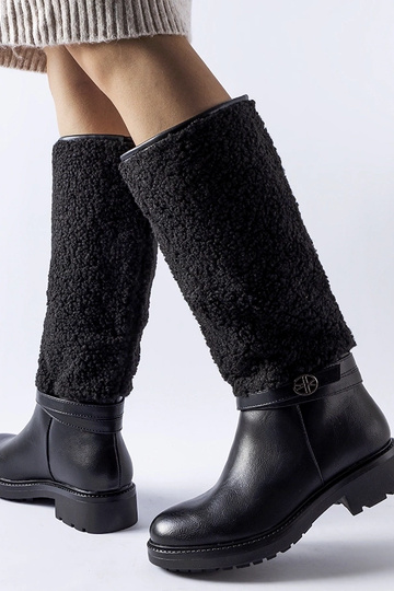 Botas pretas com acabamento... 2