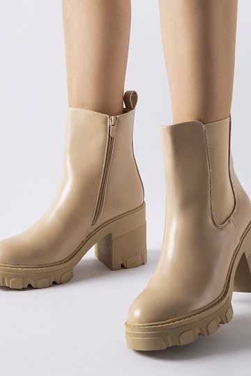 Botins bege aquecidos com...