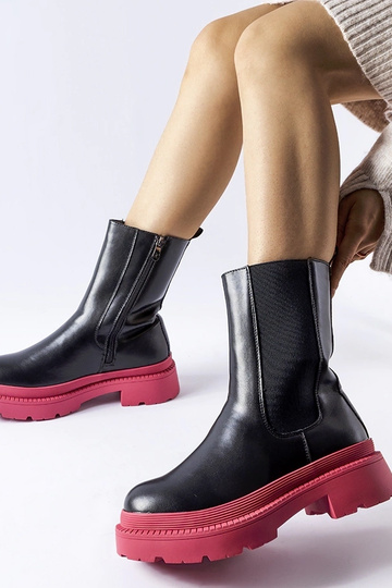 Botins pretos com sola rosa...