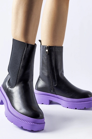 Botins pretos com sola roxa...