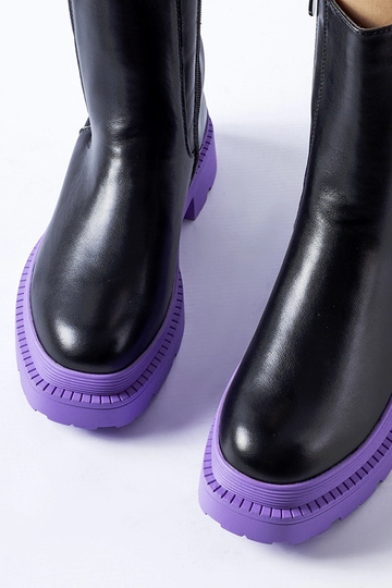 Botins pretos com sola roxa... 2