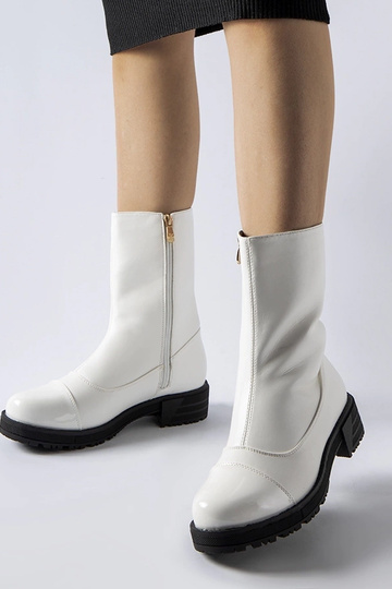 Botins brancos isolados...